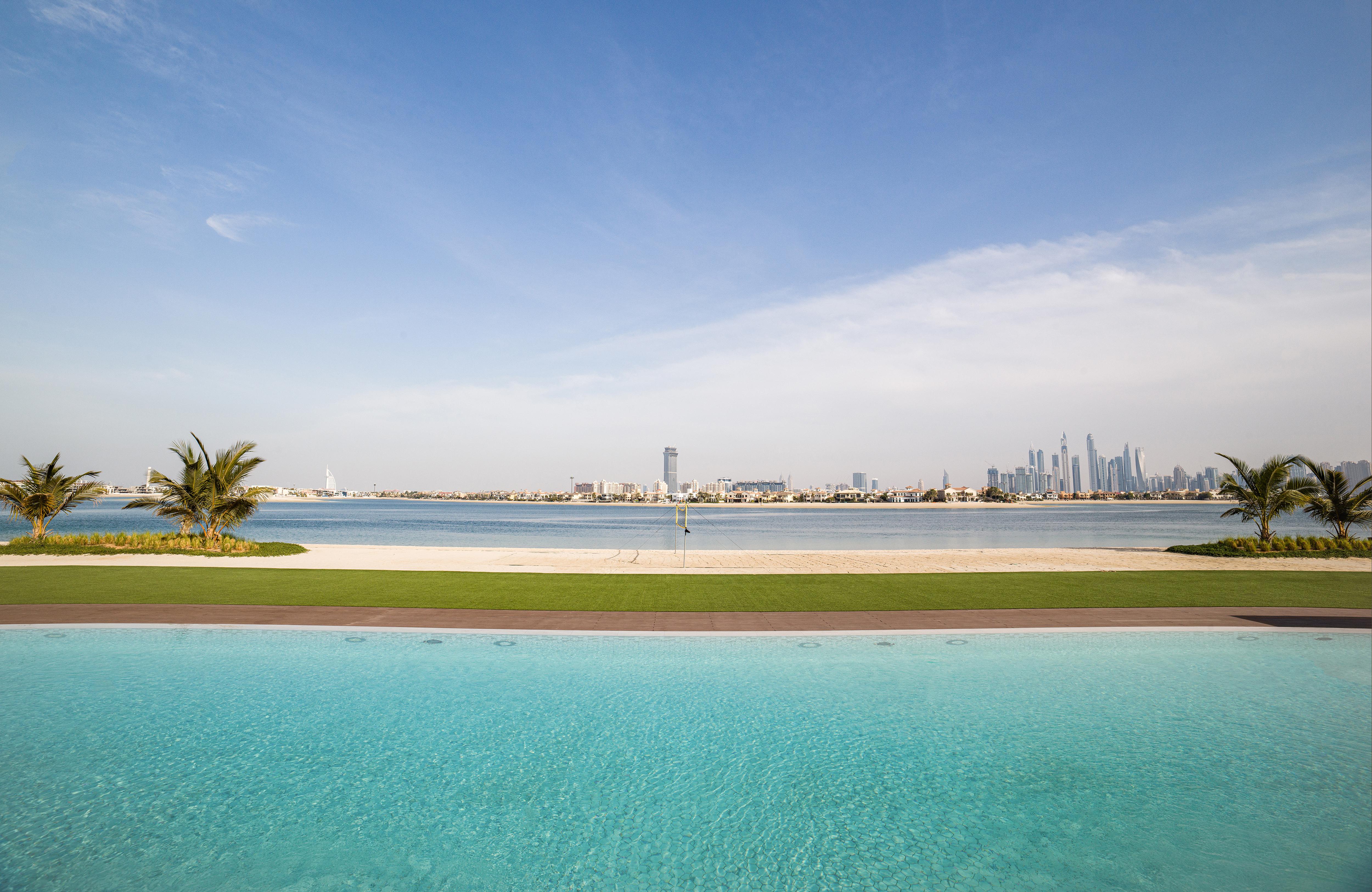 Th8 Palm Dubai Beach Resort, Vignette Collection By Ihg Esterno foto View of Dubai from the pool at Jumeirah Islands