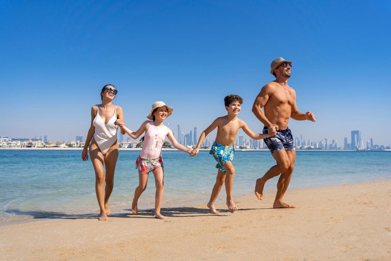 Th8 Palm Dubai Beach Resort, Vignette Collection By Ihg Esterno foto Family on Jumeirah Beach