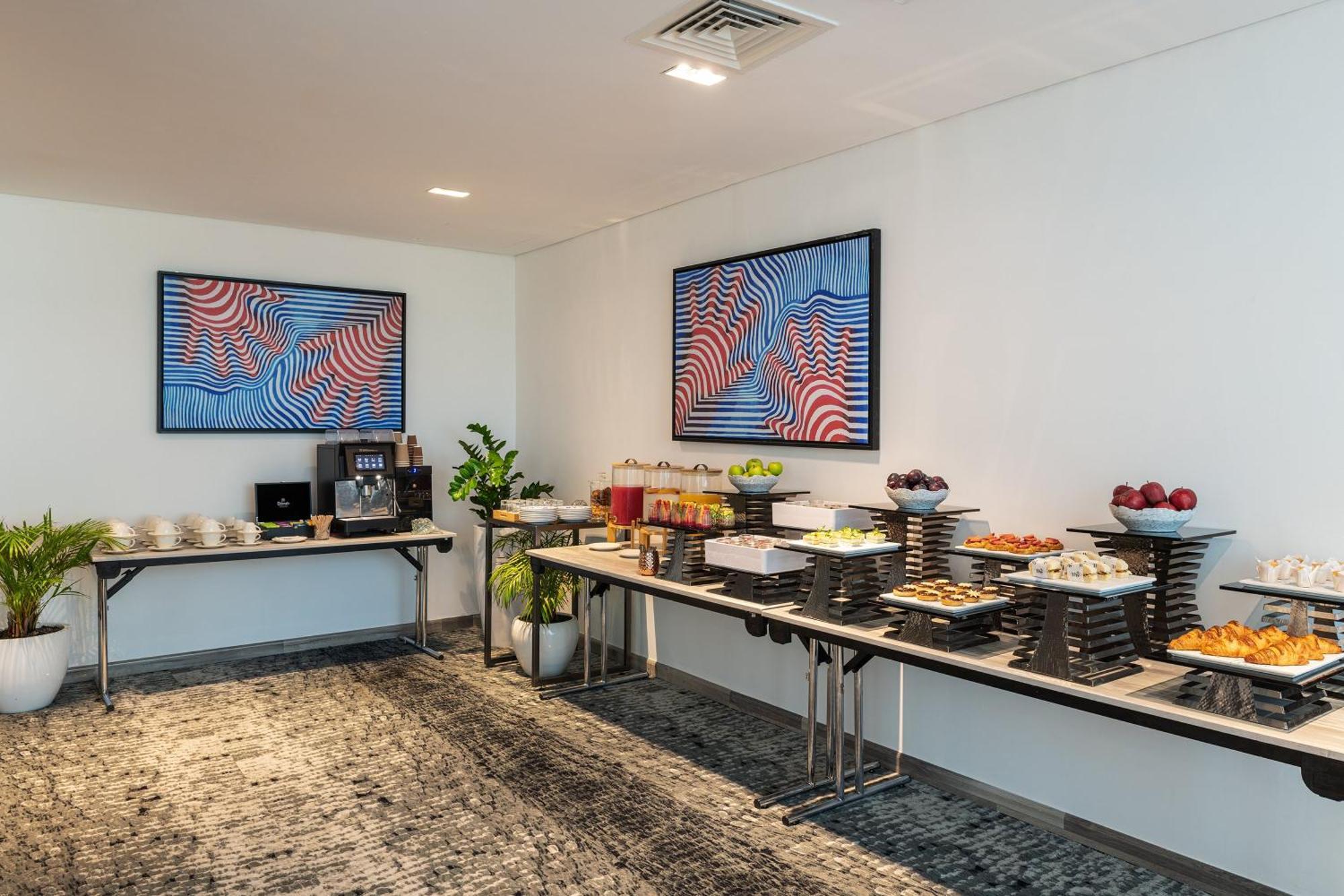 Th8 Palm Dubai Beach Resort, Vignette Collection By Ihg Esterno foto The lounge at the airport