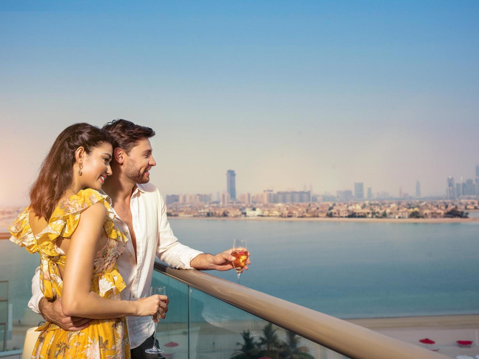 Th8 Palm Dubai Beach Resort, Vignette Collection By Ihg Esterno foto View from the balcony of a 2-bedroom apartment