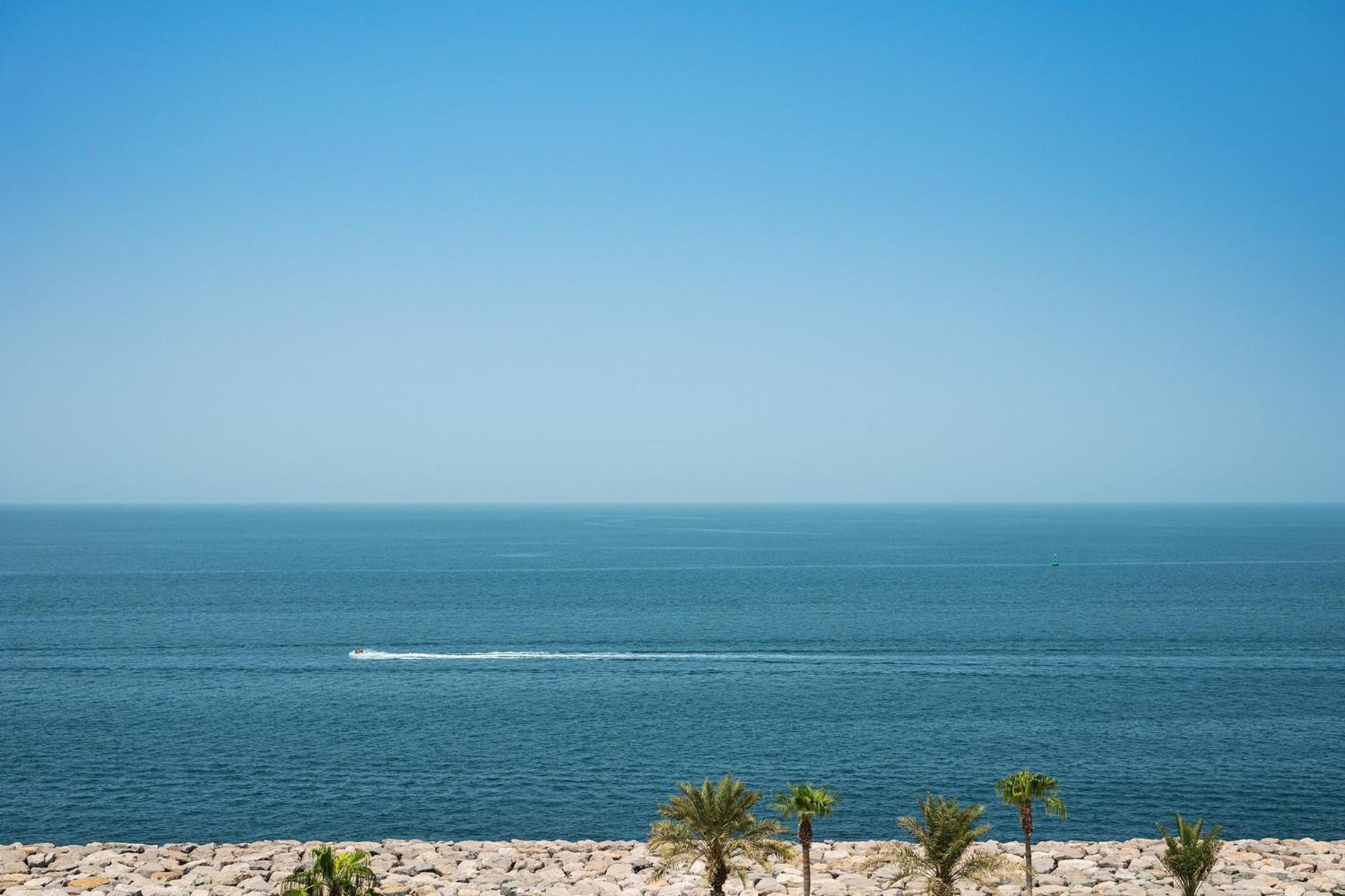 Th8 Palm Dubai Beach Resort, Vignette Collection By Ihg Esterno foto The Gulf of Oman