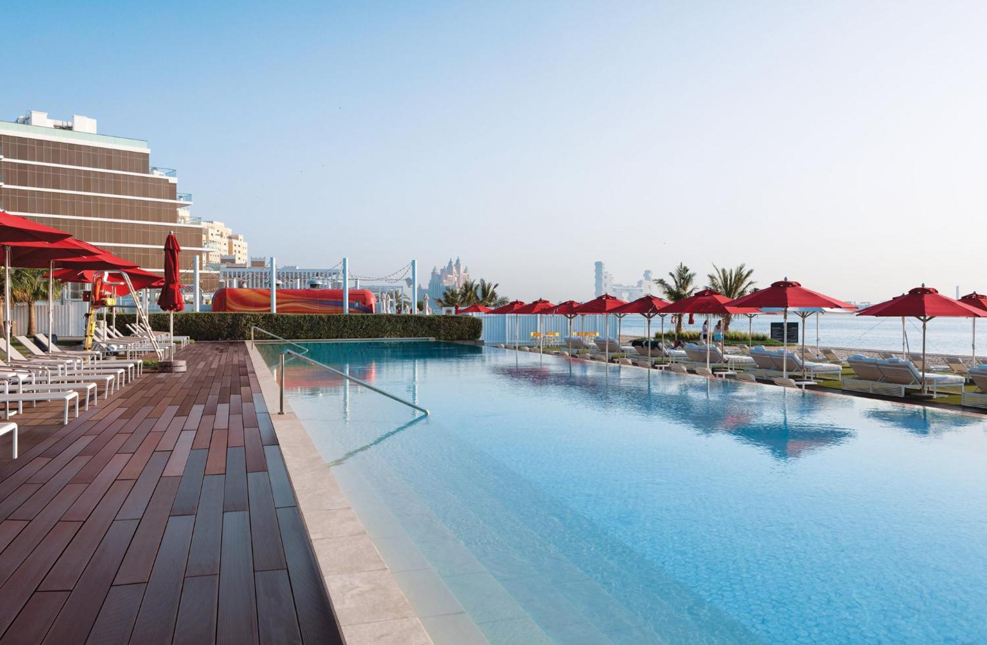 Th8 Palm Dubai Beach Resort, Vignette Collection By Ihg Esterno foto The swimming pool at the hotel