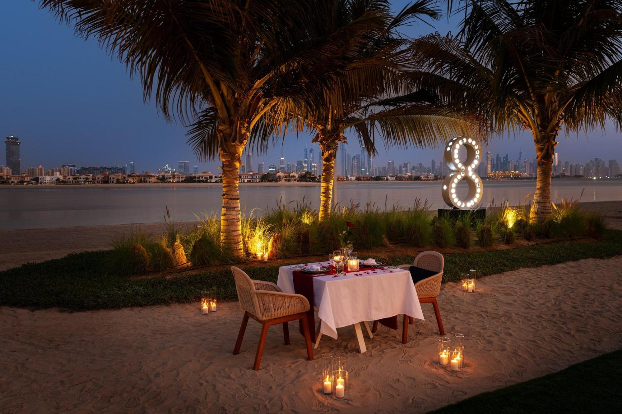 Th8 Palm Dubai Beach Resort, Vignette Collection By Ihg Esterno foto Beach dining at Jumeirah Creekside