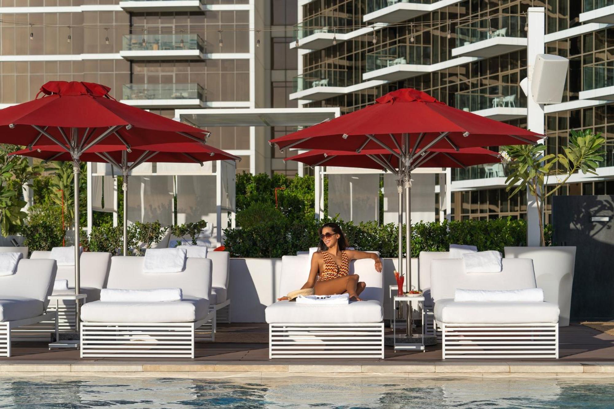 Th8 Palm Dubai Beach Resort, Vignette Collection By Ihg Esterno foto The pool at the SLS