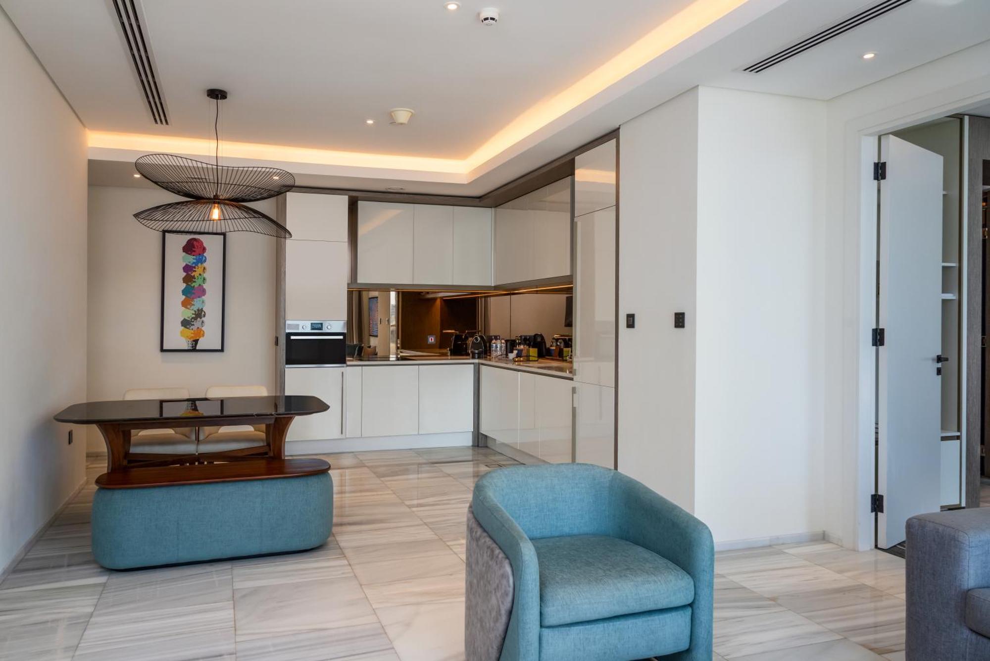 Th8 Palm Dubai Beach Resort, Vignette Collection By Ihg Esterno foto A kitchen in a serviced apartment in Dubai
