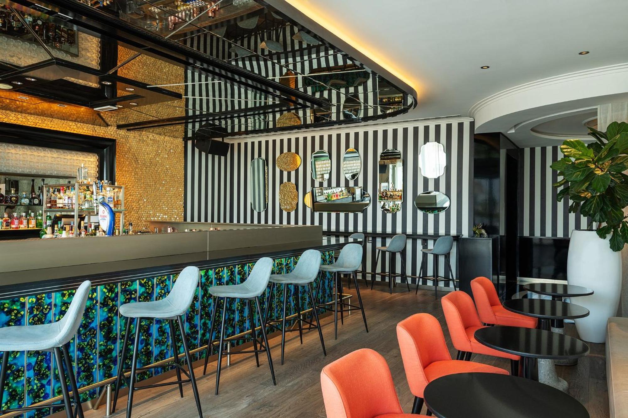 Th8 Palm Dubai Beach Resort, Vignette Collection By Ihg Esterno foto The bar at the 101 Skybar