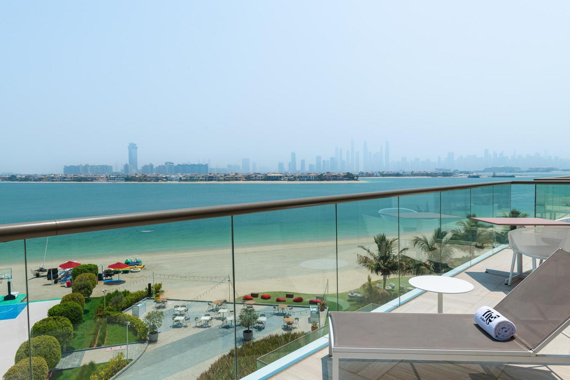 Th8 Palm Dubai Beach Resort, Vignette Collection By Ihg Esterno foto View of the Palm Jumeirah from the hotel