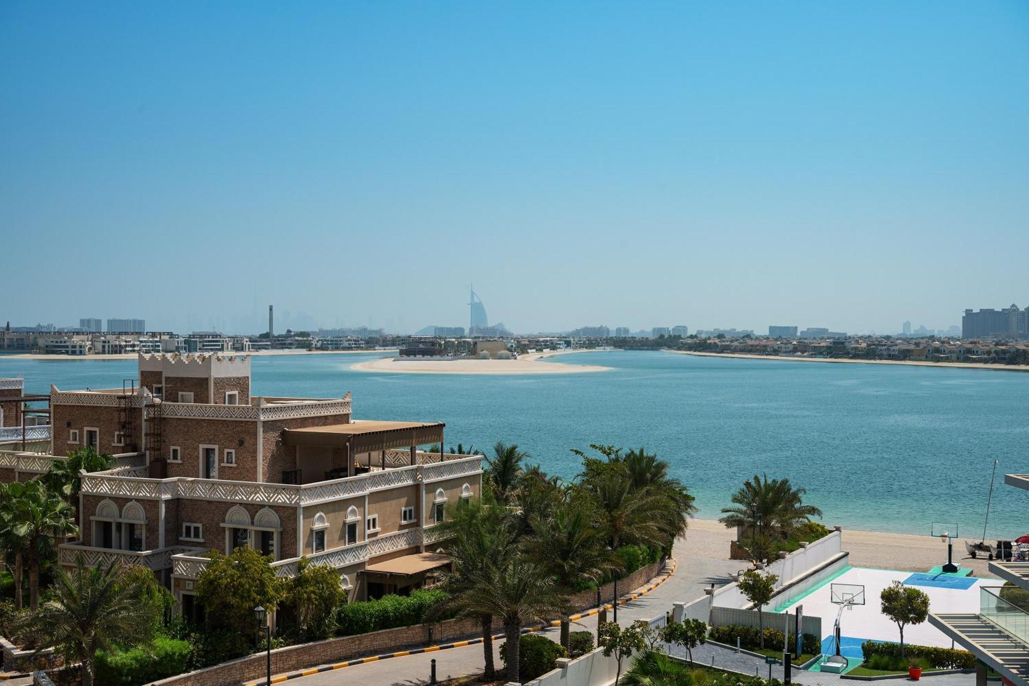 Th8 Palm Dubai Beach Resort, Vignette Collection By Ihg Esterno foto View of Jumeirah Islands